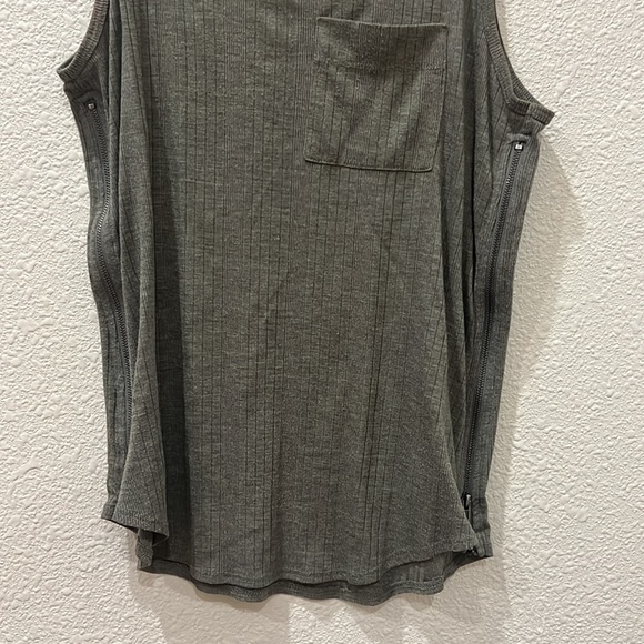 Dark Army Green side zip tank top - Picture 4 of 4